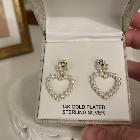 Rachel Zoe Pearl and gold heart shaped earrings - New in Box - Picture 3 of 7